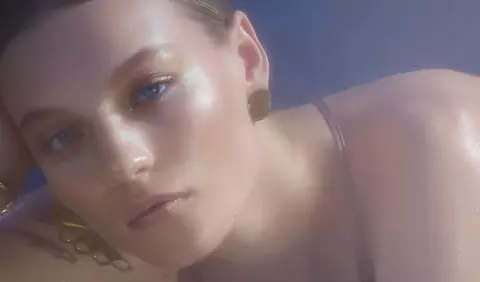 M.A.C. ne arată că...ȘOC: și femeile au păr facial, iar Instagramul o ia razna!
