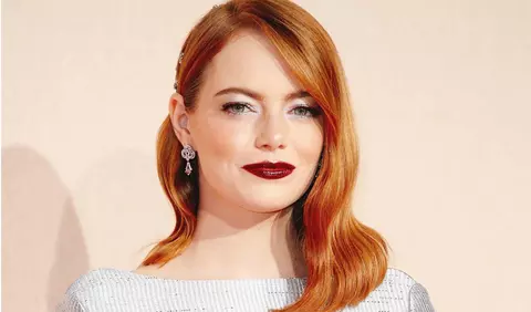 Emma Stone spune că purtarea corsetului în noul ei film „i-a mutat organele din corp”