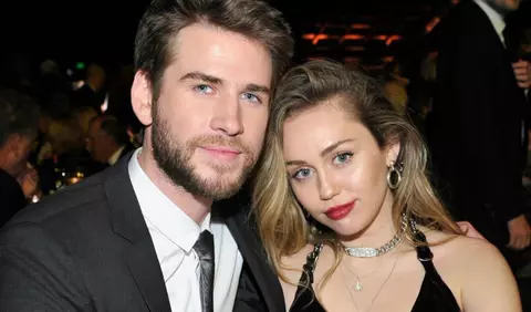 Liam Hemsworth îi mulțumește pentru sprijin „frumoasei sale soții”, într-un discurs public