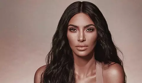 Kim Kardashian a purtat cea mai extravagantă și sexy rochie la Hollywood Beauty Awards