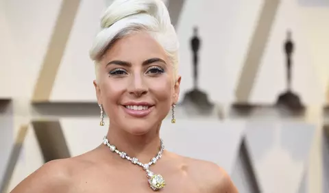 Lady Gaga a purtat diamantul lui Audrey Hepburn la Oscar