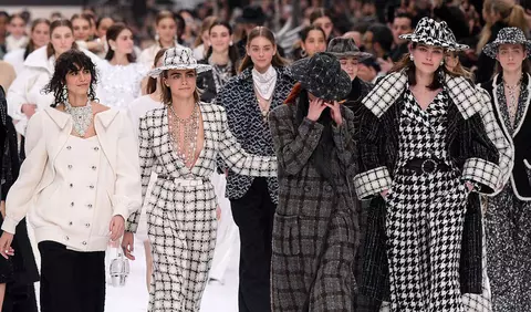 Prezentarea ultimei colecții Chanel, semnată de Karl Lagerfeld, a avut loc azi la Paris, reunind toate muzele casei Chanel pe podium!