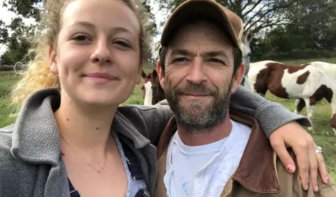 Fiica lui Luke Perry se întoarce în Africa și îi aduce un omagiu tatălui său, la o lună după deces