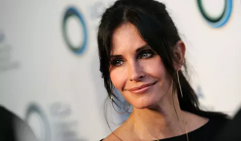 Fiica lui Courteney Cox a purtat rochia de acum 21 de ani a mamei ei și arată senzațional