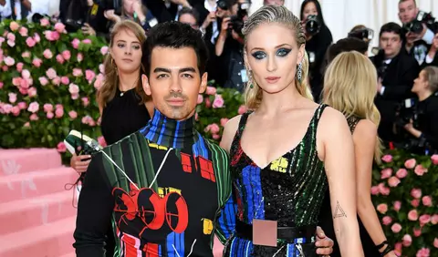 Deși nunta a fost foarte intimă, rochia de mireasă a lui Sophie Turner a fost surprinsă de un fotograf, și arată incredibil