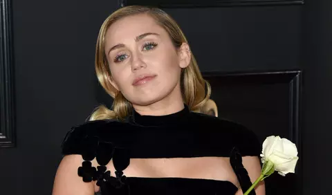 Miley Cyrus a purtat o ținută provocatoare în noul său videoclip, stârnind numeroase controverse