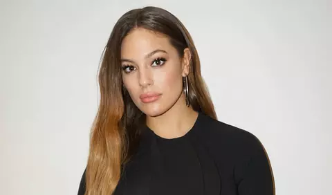 Ashley Graham este admirată de fani pentru o fotografie nud, după ce a anunțat că este însărcinată