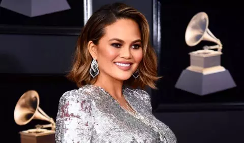 Chrissy Teigen a avut răspunsul perfect la sugestia de a-și cumpăra un sutien
