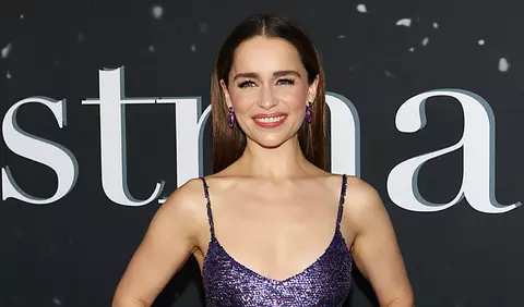 Emilia Clarke a dezvăluit misterul paharului de cafea uitat în serialul “Game of Thrones”