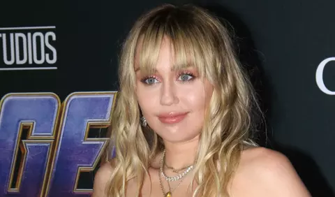 Miley Cyrus și Cody Simpson și-au făcut tatuaje împreună
