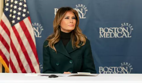 Melania Trump, apariție elegantă la sosirea bradului de Crăciun de la Casa Albă