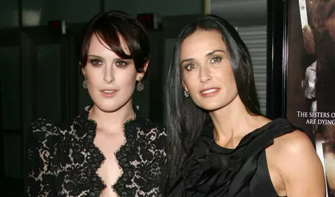 Fiicele lui Demi Moore vorbesc despre dependența de droguri a mamei lor și dezvăluirile făcute în cartea sa
