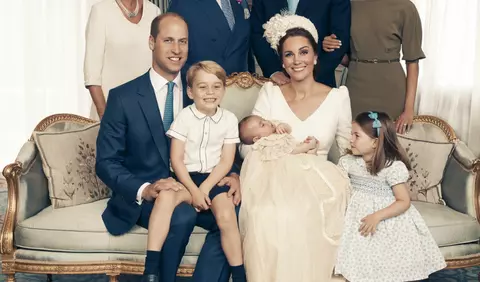 Ducele și Ducesa de Cambridge, imagine adorabilă alături de cei trei copii pentru felicitarea de Crăciun