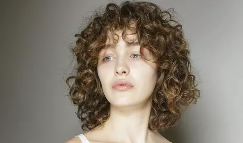 Măști pentru părul deteriorat pe care le poți face cu ingrediente din bucătăria ta