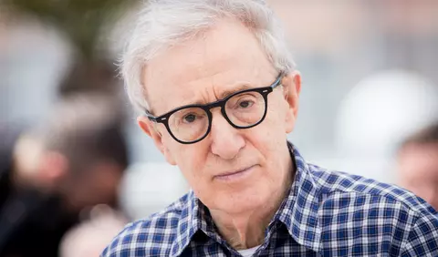 Woody Allen descrie relația cu cea care i-a fost, pentru un timp, fiică vitregă: „Nu ne puteam lua mâinile unul de pe celălalt”