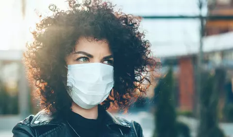 Un medic pneumolog avertizează că senzația că nu poți respira cu masca de protecție pe față este o iluzie