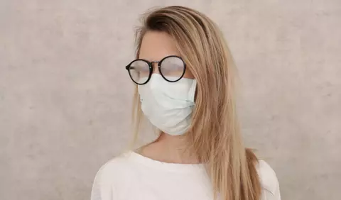 Cum să previi aburirea ochelarilor când porți masca de protecție