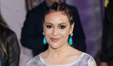 Actrița Alyssa Milano mărturisește că se luptă cu pierderea părului din cauza infecției cu noul coronavirus