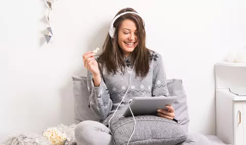 Fenomenul binge watching poate fi periculos. Iată cum să faci binge watching în mod sănătos