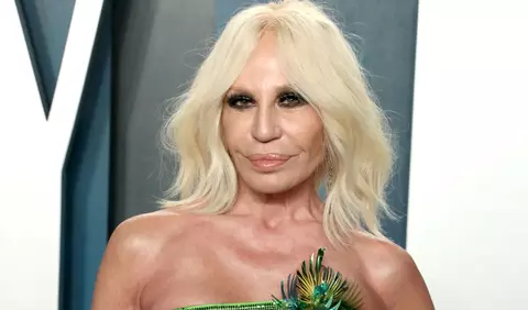 Cum arată Donatella Versace în costum de baie la 65 de ani