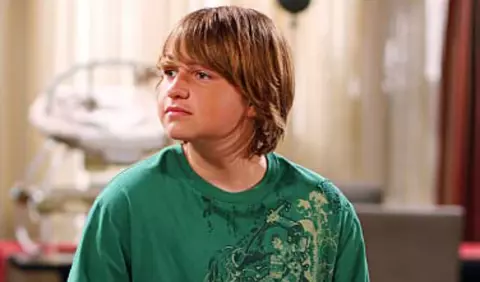 Cum arată acum Angus T. Jones, actorul din serialul "Two And A Half Men"