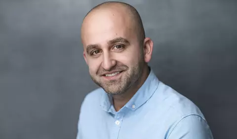 Pandemia a schimbat felul în care se raportează tinerii la carieră – se angajează mai devreme, au așteptări salariale realiste și caută domenii de viitor