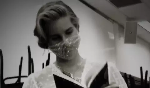 Lana Del Rey a atras criticile fanilor după ce a apărut la un eveniment purtând o mască din plasă