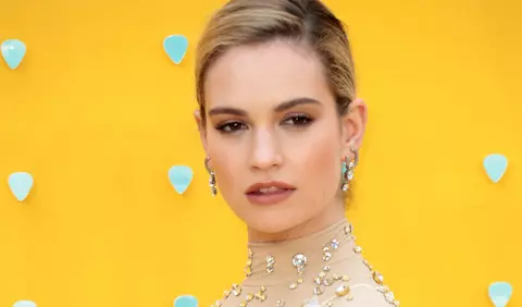 Primul interviu acordat de Lily James de la apariția imaginilor cu ea și Dominic West în ipostaze tandre