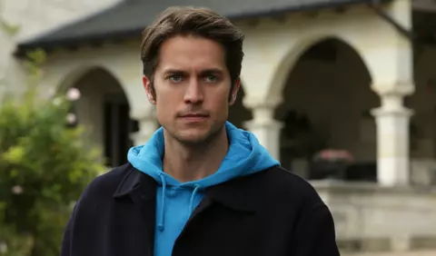 Fanii serialului "Emily in Paris" sunt șocați de cum arăta înainte actorul Lucas Bravo