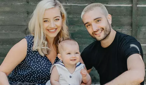 Diagnosticat cu cancer cerebral în fază terminală, cântărețul Tom Parker a devenit tată pentru a doua oară