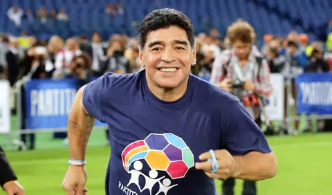Fostul mare fotbalist argentinian Diego Maradona a murit