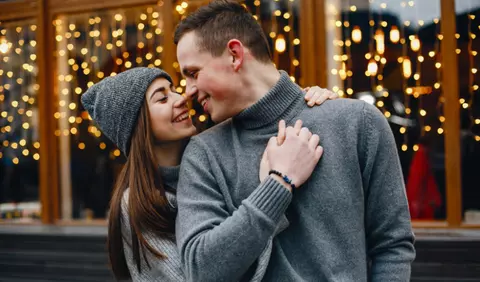 10 semne că este îndrăgosit de tine