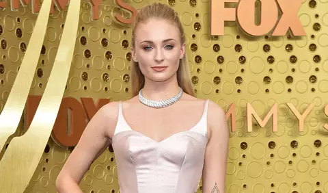 Sophie Turner a născut purtând mască de protecție