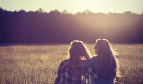 8 lucruri pe care le poti face atunci cand prietena ta trece prin momente dificile