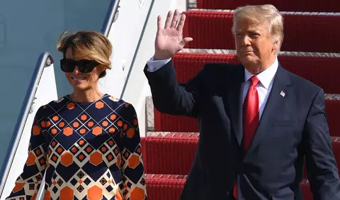 Melania Trump a refuzat să pozeze alături de soțul ei la aterizarea în Florida, iar momentul a devenit viral