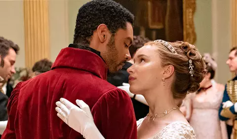 Phoebe Dynevor, starul din Bridgerton, vorbește despre celebrele scene de sex cu Regé-Jean Page, colegul ei din serial