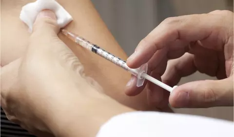 Vaccinare și rapel: ce reacții au avut medicii din România după cea de-a doua doză?