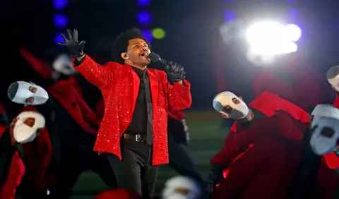 Cum a făcut față The Weeknd provocării de a cânta la Super Bowl 2021?
