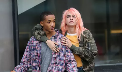Cara Delevingne și Jaden Smith, surprinși în ipostaze romantice