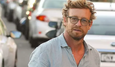 Simon Baker, starul din The Mentalist, surprins alături de noua iubită, la doar o lună de la divorț