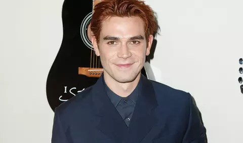KJ Apa, starul din Riverdale, va deveni tată pentru prima dată