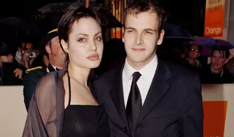 Angelina Jolie și fostul său soț, Jonny Lee Miller, din nou împreună?