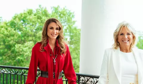 Regina Rania a Iordaniei a arătat fabulos în roșu la Casa Albă alături de Jill Biden