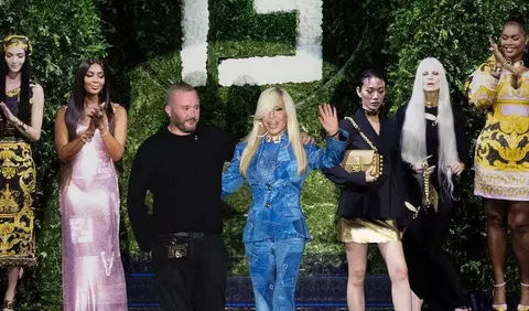 Naomi Campbell și Kate Moss au strălucit pe catwalk, la show-ul Versace x Fendi