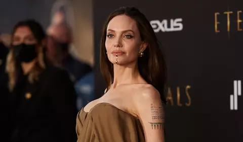 Angelina Jolie, apariție impresionantă pe covorul roșu alături de fiicele ei, Shiloh și Zahara