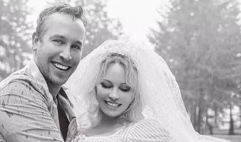 Pamela Anderson și Dan Hayhurst divorțează după un an de căsnicie