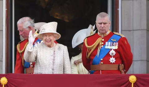 Regina Elisabeta a II-a i-a retras Prințului Andrew, acuzat de agresiune sexuală, distincțiile militare și titlul regal