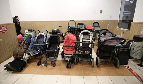 Un gest emoționant! Mamele refugiate din Ucraina au găsit cărucioare pentru copiii lor în Gara de Nord