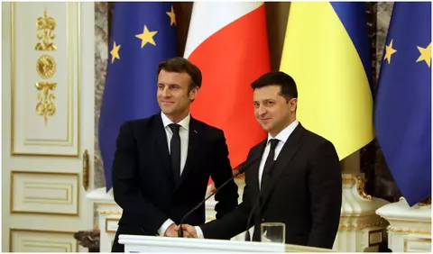 Emmanuel Macron încearcă să-l copieze pe Zelenski? Președintele Franței, surprins într-o ținută atipică