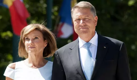 Carmen Iohannis, fotografii emoționante alături de elevii săi la final de an. Ce ținută a ales Prima Doamnă a României